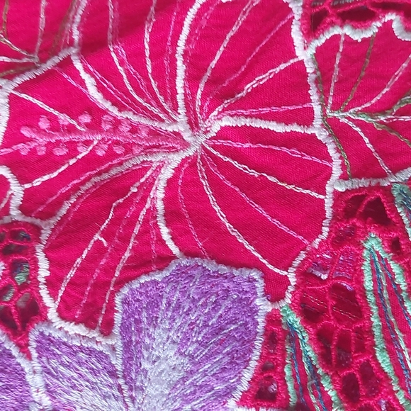 VIINTAGE handmade tropical red flower top with weave accents. L - Picture 5 of 9